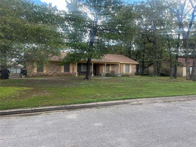 Ranch-style house with a front yard | Image 2