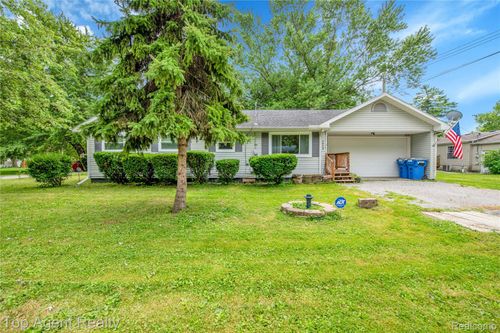 5648 Parkview St, Newport, MI, 48166-9681 | Card Image