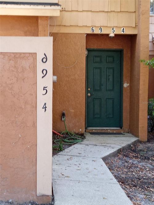 6954 Trout St, TAMPA, FL, 33617-8209 | Card Image
