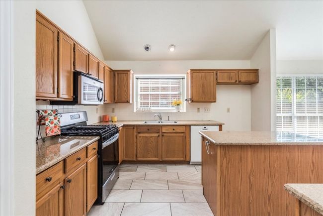 Granite counters, breakfast bar and center island | Image 9