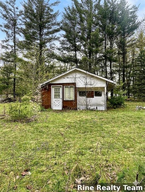 10624 W 22 1/2 Rd, Mesick, MI, 49668-8921 | Card Image