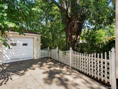 15723 Deerfield Ave, Eastpointe, MI, 48021-1611 | Card Image