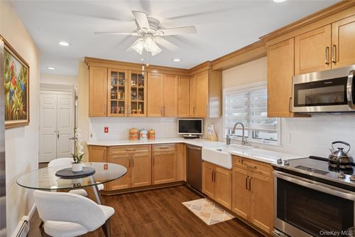 14 March Ln, Westbury, NY, 11590-6302 | Card Image