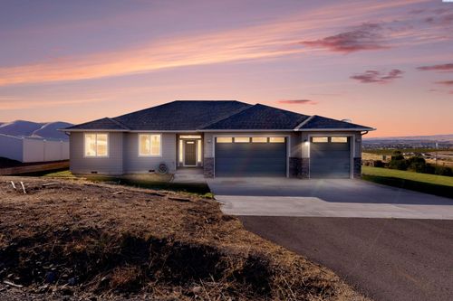 28104 N Pear Dr, Benton City, WA, 99320-4567 | Card Image