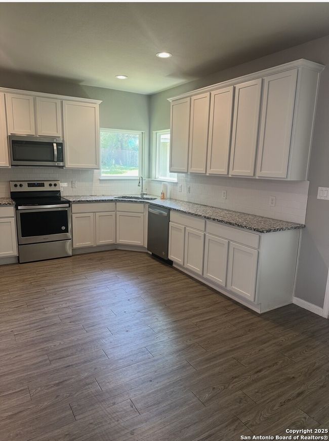 137 Sycamore Cir, House other with 3 bedrooms, 2 bathrooms and null parking in Spring Branch TX | Image 4
