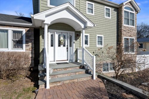 3 Robinhood Ln, Setauket, NY, 11733-1720 | Card Image