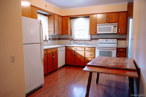 21 Mccall Pl, Newburgh, NY, 12550-1316 | Card Image