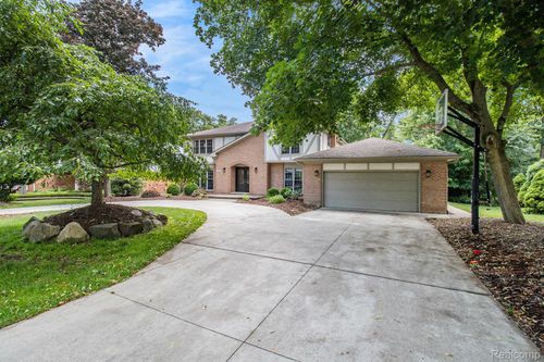 1684 Kilburn Rd N, Rochester Hills, MI, 48306-3030 | Card Image