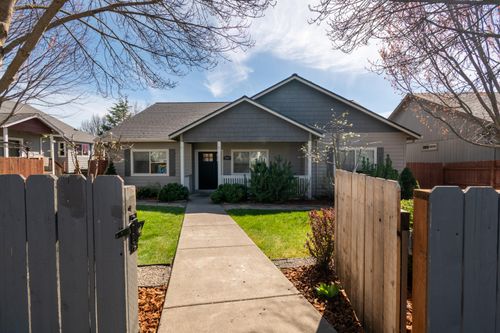 584 Barton Rd, Eagle Point, OR, 97524-4405 | Card Image