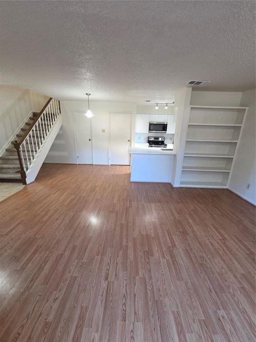 apt-2106-2120 El Paseo St, Houston, TX, 77054-3230 | Card Image