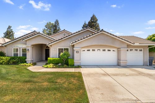 43 East Loop, Madera, CA, 93637-4946 | Card Image