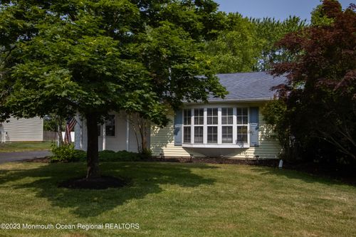 49 Williamsburg Dr, Tinton Falls, NJ, 07753-7852 | Card Image