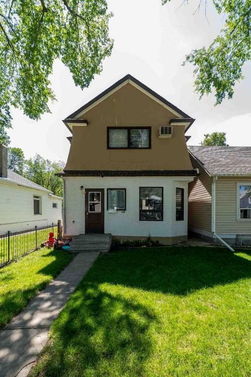 831A 4 Street Se, Medicine Hat, AB, T1A0L7 | Card Image