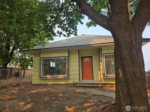 815 16th Ave, Oroville, WA, 98844-9594 | Card Image
