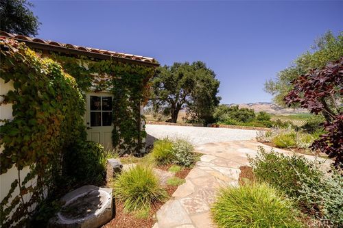 740 Via Robles, San Luis Obispo, CA, 93401-8328 | Card Image