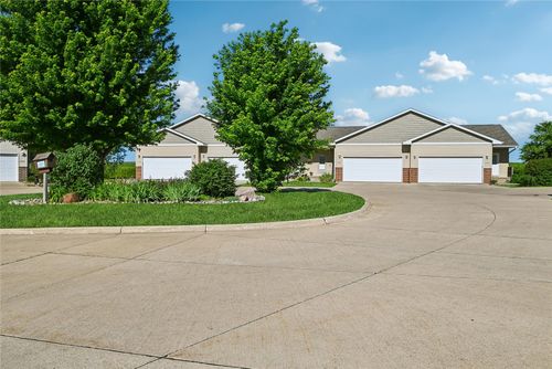 3824 Lakeview Dr Sw, Cedar Rapids, IA, 52404-7768 | Card Image