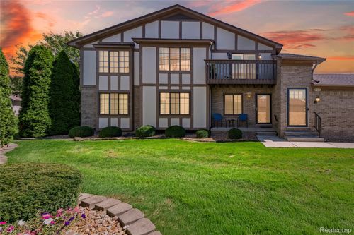 806 Country Club Dr, Saint Clair Shores, MI, 48082-2928 | Card Image