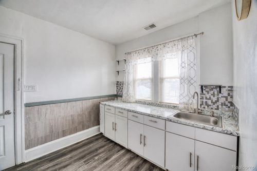 8770 Dexter Ave, Detroit, MI, 48206-2161 | Card Image