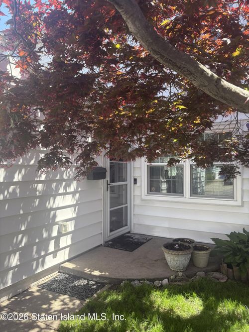 93 Hampton Grn, Staten Island, NY, 10312-1717 | Card Image