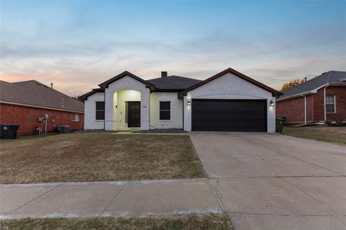 7018 Lake Jackson Dr, Arlington, TX, 76002-4054 | Card Image