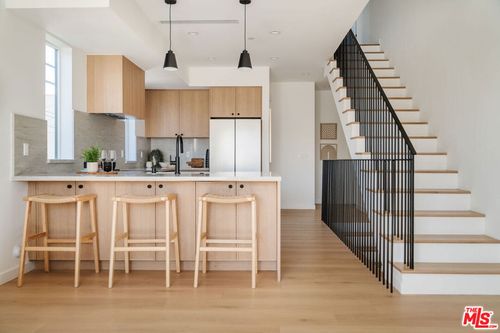 6765 Lexington Ave, Los Angeles, CA, 90038-1216 | Card Image