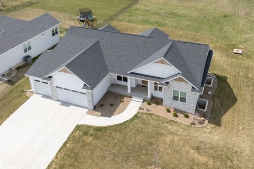 3149 Windsor Dr, Robins, IA, 52328-8403 | Card Image