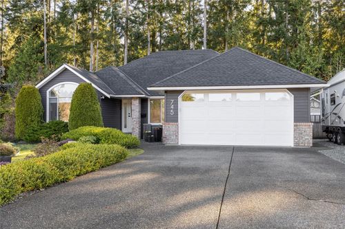 745 Redwood Dr, Qualicum Beach, BC, V9K2J2 | Card Image