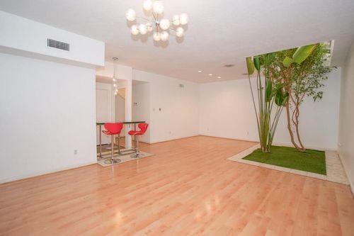 907 Hawthorne, Houston, TX, 77006 | Card Image