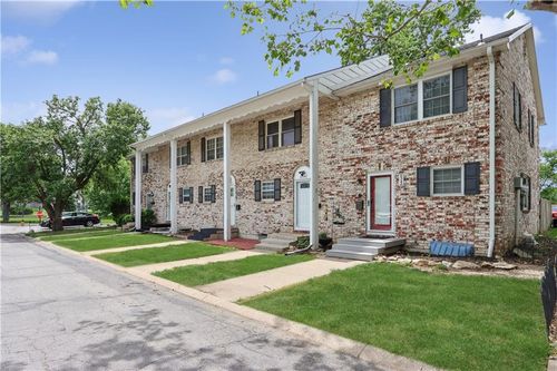 8350 Woodward St, Overland Park, KS, 66212-2731 | Card Image