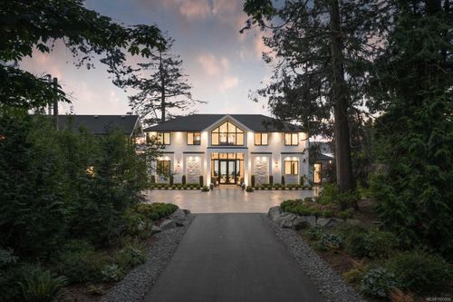 8425 Lochside Dr, Central Saanich, BC, V8M1T9 | Card Image
