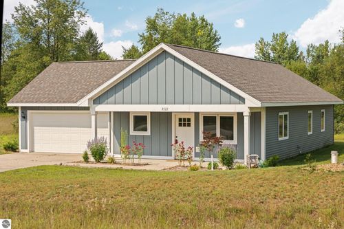 8522 S Olivia Dr, Maple City, MI, 49664-8802 | Card Image