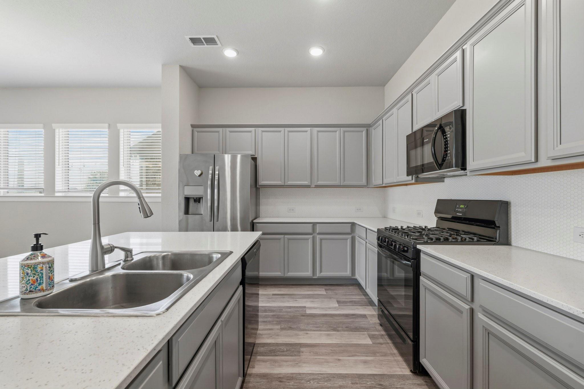 Residential Lease in Iowa Colony 5