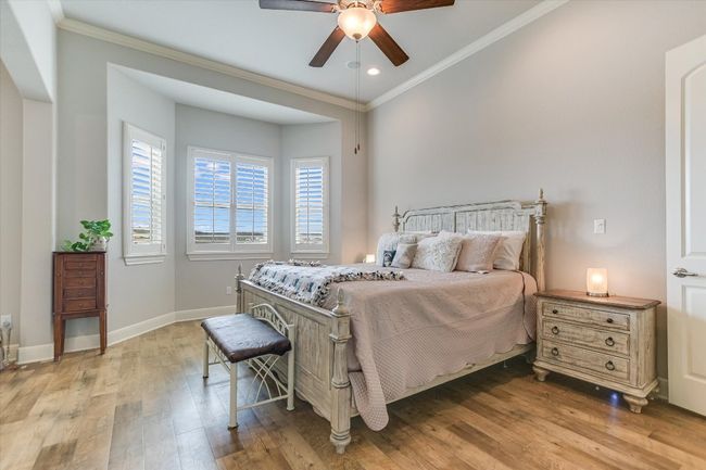 Bay windows which over look rolling hills. | Image 12