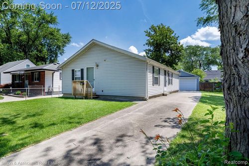 4995 Croissant St, Dearborn Heights, MI, 48125-3407 | Card Image
