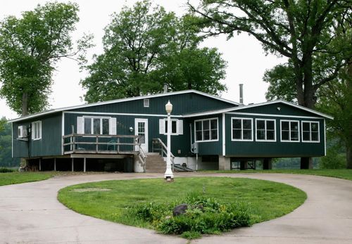 2204 Cottage Row Road, Cedar Falls, IA, 50613 | Card Image