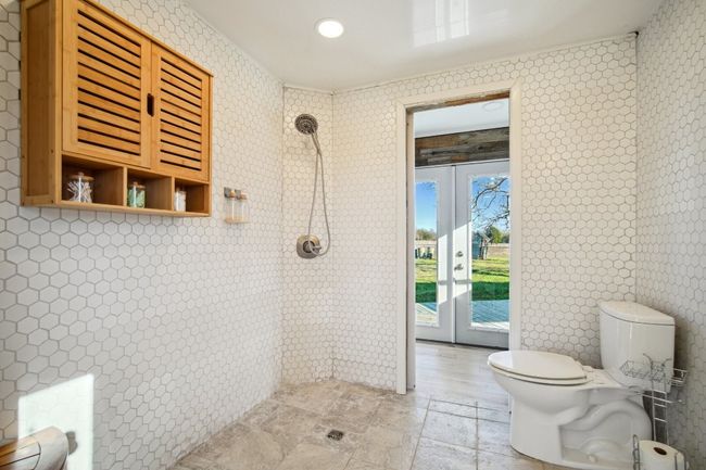 Full bathroom in the guesthouse. Like a spa! | Image 34