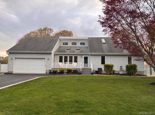 62 Tonopan St, Mastic, NY, 11950-4618 | Card Image