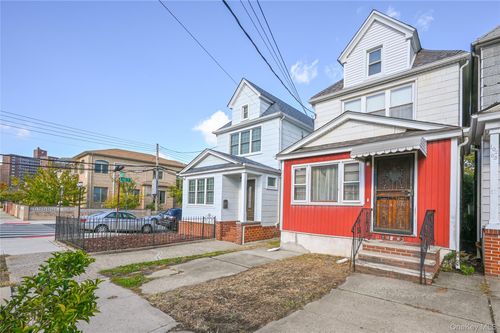 102 62nd Rd, Forest Hills, NY, 11375-1043 | Card Image