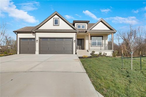300 Nw Hawthorn Ct, Grain Valley, MO, 64029 | Card Image