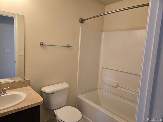 27341 Hidden Oaks Dr, Condo with 2 bedrooms, 2 bathrooms and null parking in BROWNSTOWN TWP MI | Image 9