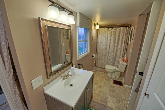 Main floor bath | Image 11