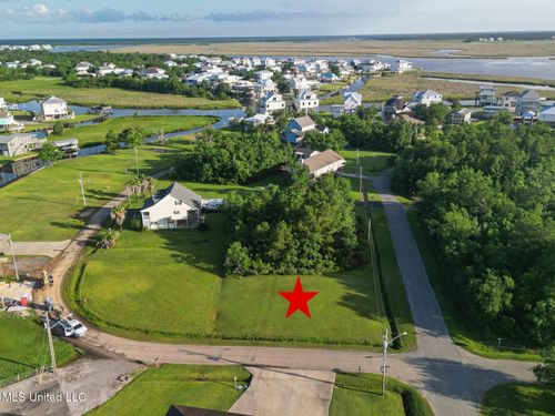 621 Riverview Rd, Bay Saint Louis, MS, 39520-8877 | Card Image