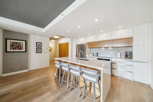 601 - 989 Johnson St, Condo with 2 bedrooms, 2 bathrooms and 1 parking in Victoria BC | Image 5