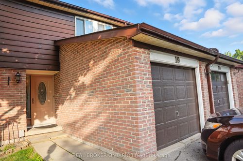 19-350 Camelot Crt, Oshawa, ON, L1G6P7 | Card Image