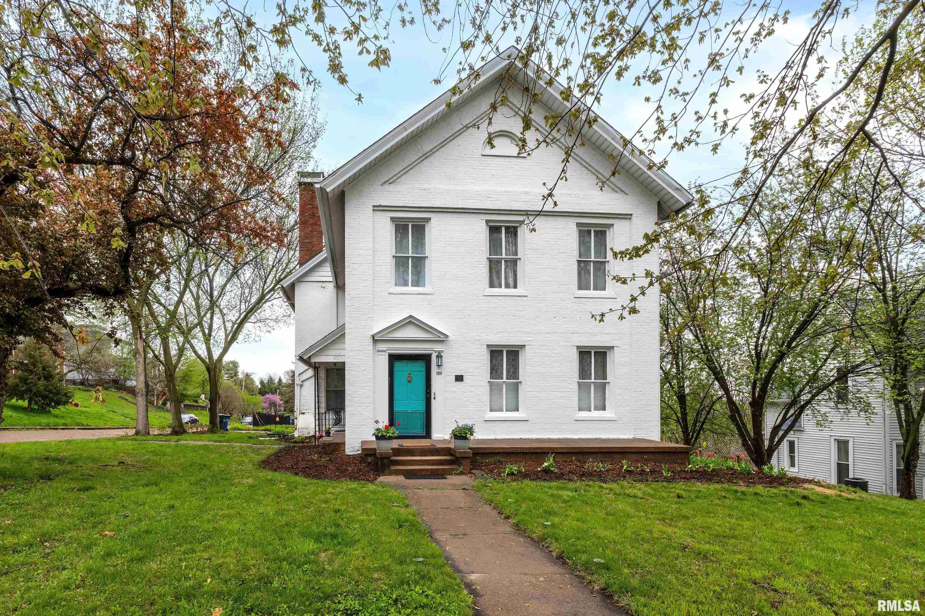 College Ave, Davenport, IA 52803