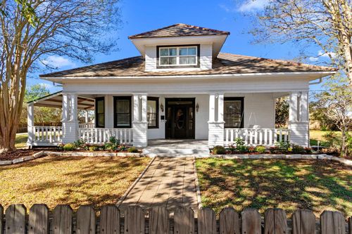 100 S West St, Weimar, TX, 78962-1911 | Card Image