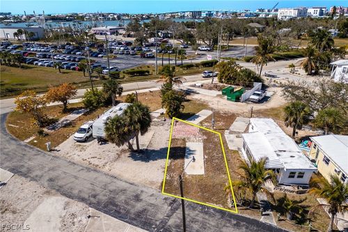 4 Helen Ln, FORT MYERS BEACH, FL, 33931-2940 | Card Image