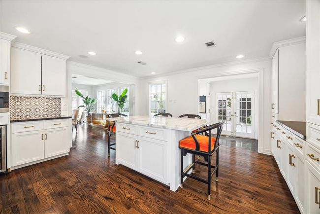 2129 Brentwood Dr, House other with 3 bedrooms, 5 bathrooms and 2 parking in Houston TX | Image 15