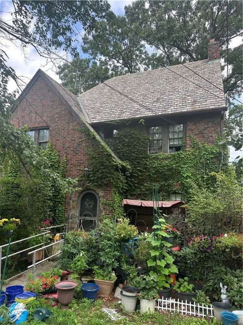 16 Sceneridge Ave, Brentwood, PA, 15227-2725 | Card Image