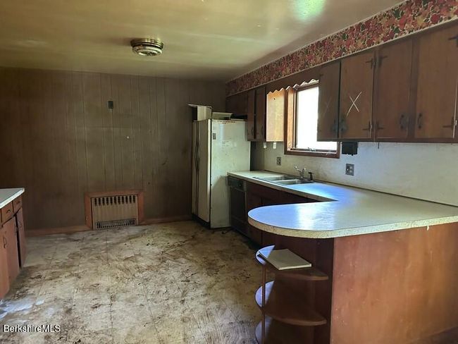 425 Barbour St, House other with 2 bedrooms, 1 bathrooms and 4 parking in North Adams MA | Image 12